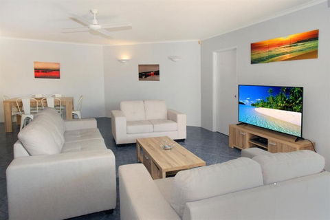 Unit 4 Coolum Sands Apartments 34 First Avenue Coolum Beach 400 BOND LINEN SUPPLIED - Tourism Brisbane 2