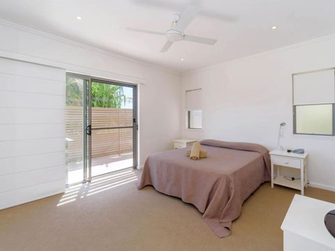 Bimbadeen Unit 3 Across From The Beach Lift In Complex - Tourism Brisbane 3