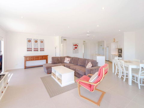 Bimbadeen Unit 3 Across From The Beach Lift In Complex - Tourism Brisbane 6