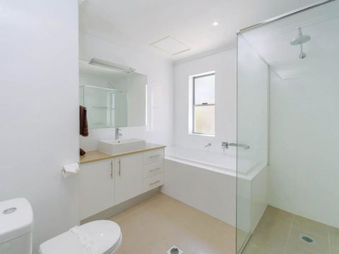 Bimbadeen Unit 3 Across From The Beach Lift In Complex - Tourism Brisbane 1