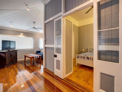 Sublime Beachfront Queenslander On The Esplanade - Tourism Brisbane 4