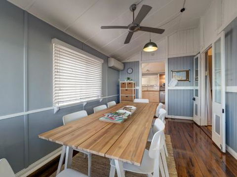 Sublime Beachfront Queenslander On The Esplanade - Tourism Brisbane 3