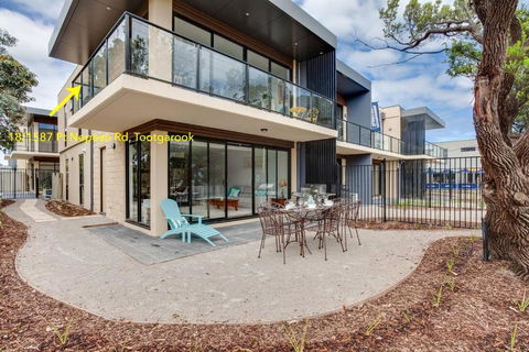 Beautiful Beachfront Apartment At Capel Sound - Tourism Brisbane 3