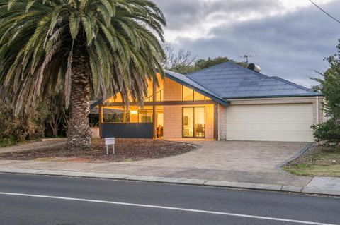 Snoozeaway - Tourism Brisbane 0