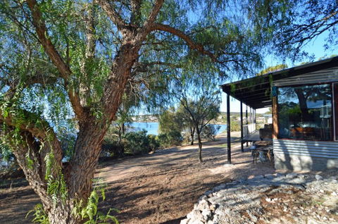 CDC 625 Beach House Incl.rear 2BR Studio - Tourism Brisbane 3