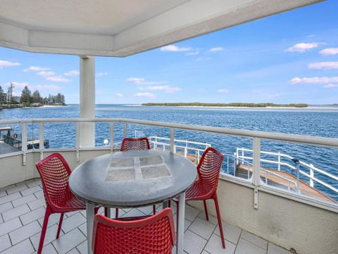 Unit 3 Pumicestone Quays Absolute Waterfront! - Brisbane 4u 4
