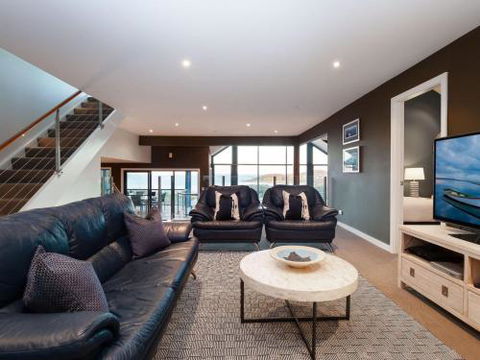 Venabu On Garuwa 20 Garuwa Street Spectacular House With Fabulous Views - Brisbane 4u 3