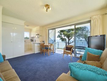 Shoal Towers Unit 6 / 11 Shoal Bay Road - Tourism Brisbane 0