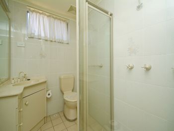 Shoal Towers Unit 6 / 11 Shoal Bay Road - Tourism Brisbane 2