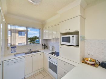 Shoal Towers Unit 6 / 11 Shoal Bay Road - Tourism Brisbane 5