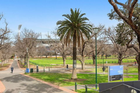 JOLI Directly Opposite MCG - Tourism Brisbane 6