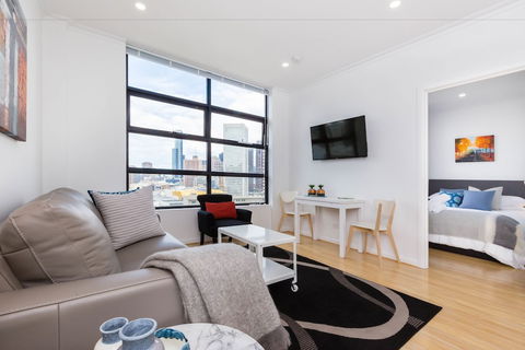 ROLAND, 1BDR Melbourne Apartment - Brisbane 4u 2