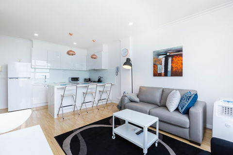 ROLAND, 1BDR Melbourne Apartment - Brisbane 4u 3