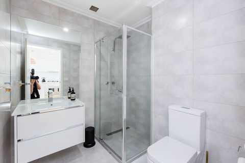 ROLAND, 1BDR Melbourne Apartment - Brisbane 4u 5