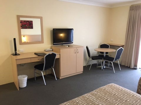Maclin Lodge Motel - Tourism Brisbane 6