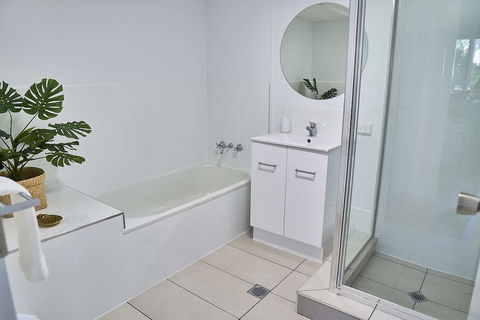 Bayview Beach Holiday Apartments - Tourism Brisbane 4