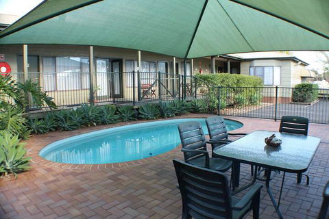 Lake Forbes Motel - Tourism Brisbane 3