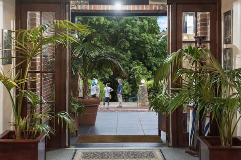 Caves House Hotel And Apartments - Brisbane Tourism 0