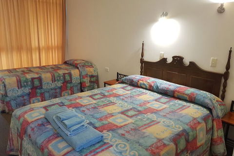Cobb Inlander Motel - Brisbane Tourism 5