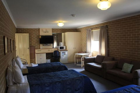 Grand Manor Motor Inn - Queanbeyan - Brisbane Tourism 6
