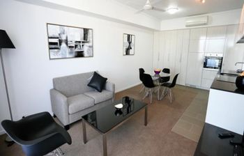 Under The Townsville Sun (694I) - Tourism Brisbane 1