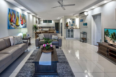 Poinciana 011 Deluxe 2 Bedroom Apartment Centrally Located With Golf Buggy - Tourism Brisbane 4