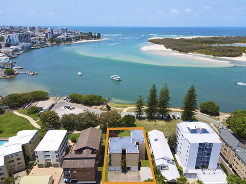 Golden Shores Unit 1 21 Landsborough Parade - Tourism Brisbane 1