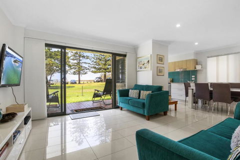 Golden Shores Unit 1 21 Landsborough Parade - Tourism Brisbane 3