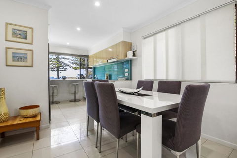 Golden Shores Unit 1 21 Landsborough Parade - Tourism Brisbane 6