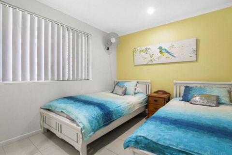 Golden Shores Unit 1 21 Landsborough Parade - Tourism Brisbane 2