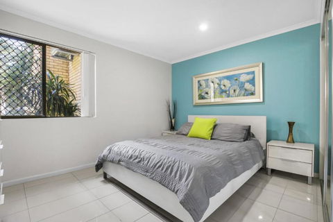 Golden Shores Unit 1 21 Landsborough Parade - Tourism Brisbane 5