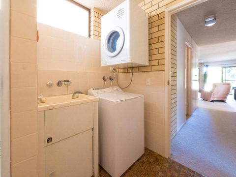 Golden Shores Unit 3 21 Landsborough Parade - Tourism Brisbane 1