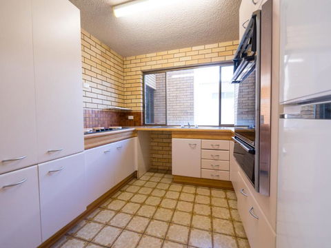 Golden Shores Unit 3 21 Landsborough Parade - Tourism Brisbane 2