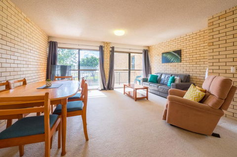 Golden Shores Unit 3 21 Landsborough Parade - Tourism Brisbane 5