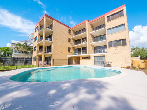 Golden Shores Unit 3 21 Landsborough Parade - Tourism Brisbane 6
