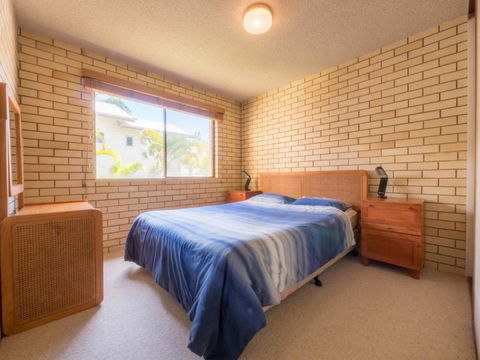 Golden Shores Unit 3 21 Landsborough Parade - Tourism Brisbane 3