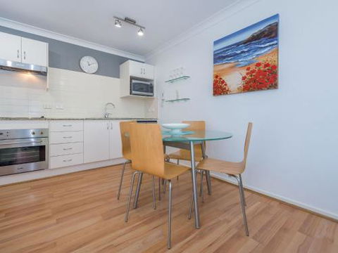 18 Shoal Bay Beach Apartments Fantastic Air Conditioned Unit With A Pool & Lift - Brisbane Tourism 5