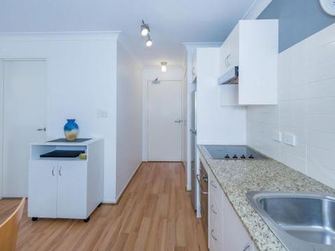 18 Shoal Bay Beach Apartments Fantastic Air Conditioned Unit With A Pool & Lift - Brisbane Tourism 6