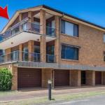 COLUMBIA VIEWS 2 / 9 COLUMBIA CLOSE AIRCON WIFI NETFLIX VIEWS & BOAT PARKING - Tourism Brisbane 0