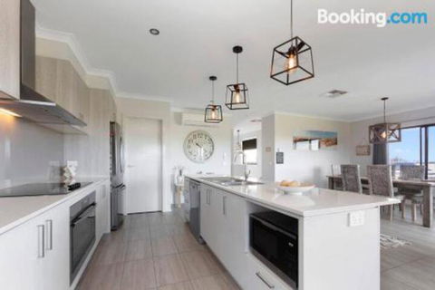 STELLAVISTA 4 Bedrooms Free Wifi Views - Brisbane Tourism 6