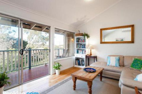 Gymea Retreat 56 Ullora Close Tri Level Home With WIFI & Aircon - Tourism Brisbane 2