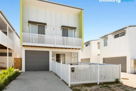 SEASIDE By THE BEACH - Tourism Brisbane 3