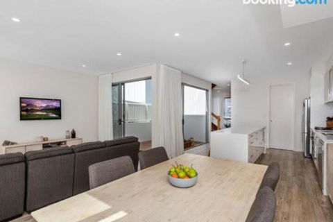 SEASIDE By THE BEACH - Tourism Brisbane 4