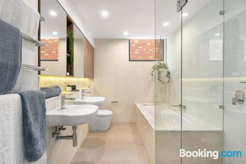 Luxe 101 At Martha Cove Waterfront Luxury On The Marina Walk To Beach - Tourism Brisbane 3