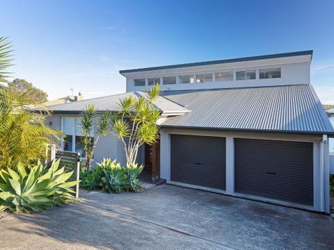 Absolute Waterfront Lakehouse Fishing Point Waterfront Pool Jetty - Brisbane Tourism 3