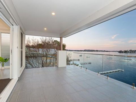 Absolute Waterfront Lakehouse Fishing Point Waterfront Pool Jetty - Brisbane Tourism 4