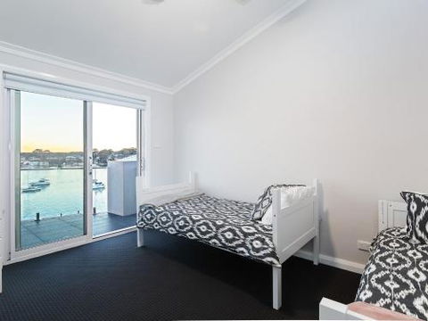Absolute Waterfront Lakehouse Fishing Point Waterfront Pool Jetty - Brisbane Tourism 2