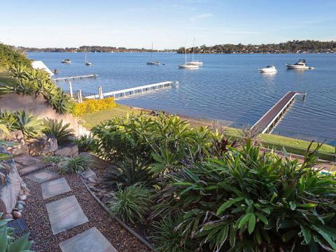 Absolute Waterfront Lakehouse Fishing Point Waterfront Pool Jetty - Brisbane Tourism 6