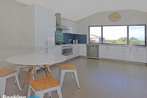 Seaside Escape At Jones Beach Swimming Pool - Brisbane Tourism 4