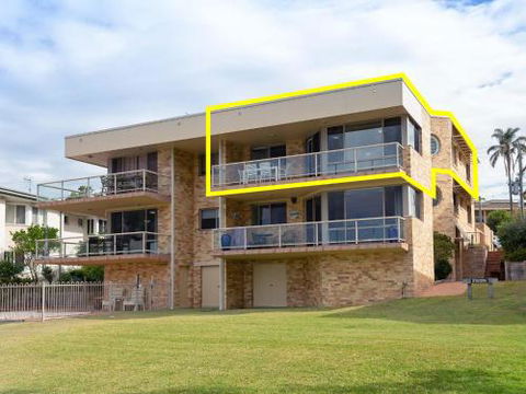 3 Pelican Sands 83 Soldiers Point Rd Stunning Waterfront Unit With Magical Water Views & Air Conditioning - Brisbane Tourism 3
